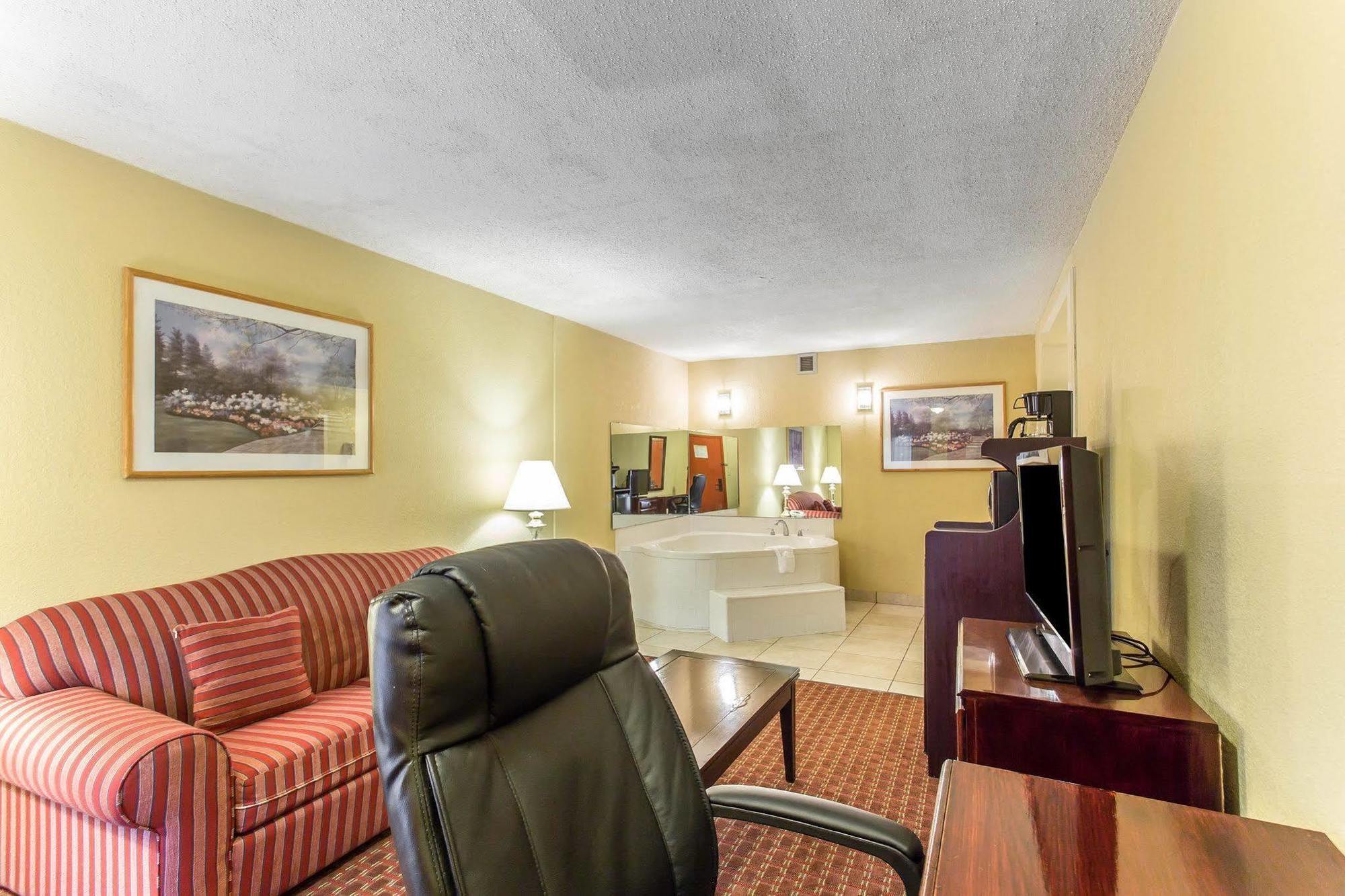 Clarion Pointe Statesville Εξωτερικό φωτογραφία